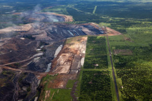 Photo of Bowen basin open cast coal mine, surrounded by fields and trees. Credit: Greenpeace/Tom Jefferson